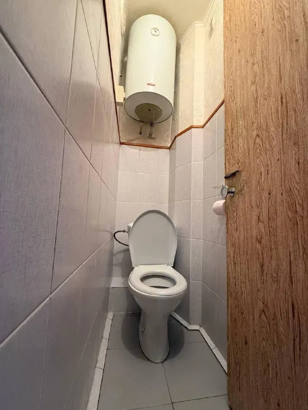 стоимость квартиры снижена ‼️ продажа 3-х комнатной квартиры 🌇донецк в буденновском районе напротив храма( улица нижнекурганская)📍 ✅ общая площадь: 65 м² ✅ этаж 3/9 ✅ изолированные комнаты ✅ в квартире установлен бойлер для горячего водоснабжения 👍 поменянные трубы ✅ отличная транспортная доступность: рядом автостанция, позволяющая добраться до любой точки города 📍 в шаговой доступности магазины: "караван", "обжора", "sportmax", аптеки, рынок 💰стоимость: 5.900.000 руб            ‼️ возможен торг‼️ 📲☎️+79494761575 (елена) подписаться | дать объявление - фотография - 4