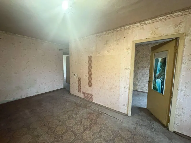 продажа 3х комн. квартиры подготовленной к ремонту! 🌇макеевка, мкр. восточный, дк «бутовка»📍 📑документы готовы! ✅площадь 57м2 ✅2й этаж из 5 ✅кирпичный дом - не панельная планировка ✅окна металлопластик 👍во дворе школа и дет сад! прямо у дома - магазины и остановка общественного транспорта ! 💰стоимость 2.400.000 ₽ торг реальному клиенту! 📲☎️+79495131300 стройте свое пространство с агентством недвижимости «город». вы мечтаете - мы реализовываем 💫 больше наших объектов: 📱 https://vk. com/arendanedvizhimostigorod 📱 https://agency-gorod. ru/ подписаться | дать объявление - фотография - 5