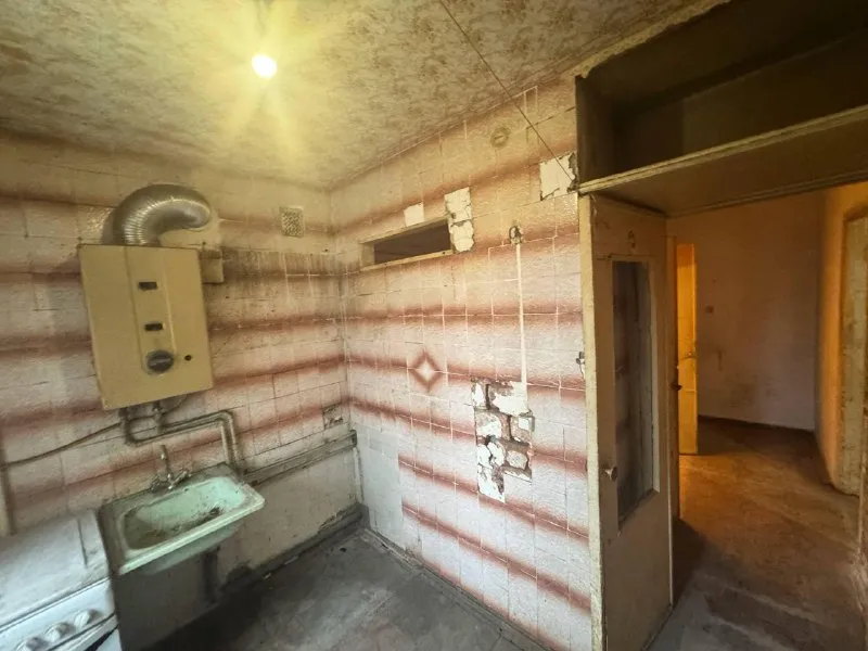 продажа 3х комн. квартиры подготовленной к ремонту! 🌇макеевка, мкр. восточный, дк «бутовка»📍 📑документы готовы! ✅площадь 57м2 ✅2й этаж из 5 ✅кирпичный дом - не панельная планировка ✅окна металлопластик 👍во дворе школа и дет сад! прямо у дома - магазины и остановка общественного транспорта ! 💰стоимость 2.400.000 ₽ торг реальному клиенту! 📲☎️+79495131300 стройте свое пространство с агентством недвижимости «город». вы мечтаете - мы реализовываем 💫 больше наших объектов: 📱 https://vk. com/arendanedvizhimostigorod 📱 https://agency-gorod. ru/ подписаться | дать объявление - фотография - 8