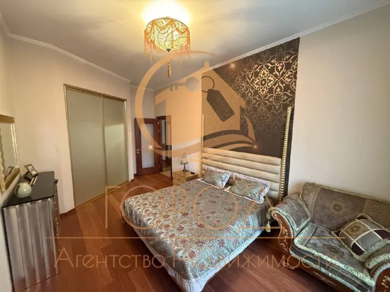 Аренда уютной крупногабаритной квартиры komfort klass 90м2 🌇донецк, жк замковый - розы люксембург📍 ✅в офис приезжать не нужно, заключать договор по предоплате не нужно ❗️❗️❗️ 💰стоимость аренды 85,000 ₽ ✅просторная спальня, гостинная, кабинет, гардеробная ✅консьерж - паркинг - закрытая территория. ✅в квартире система теплый пол ❄кондиционеры в каждой комнате. 👀просмотр в любое время - ключи 🔑 в агентстве. 📲☎️+79495854955 подписаться | дать объявление - фотография - 3