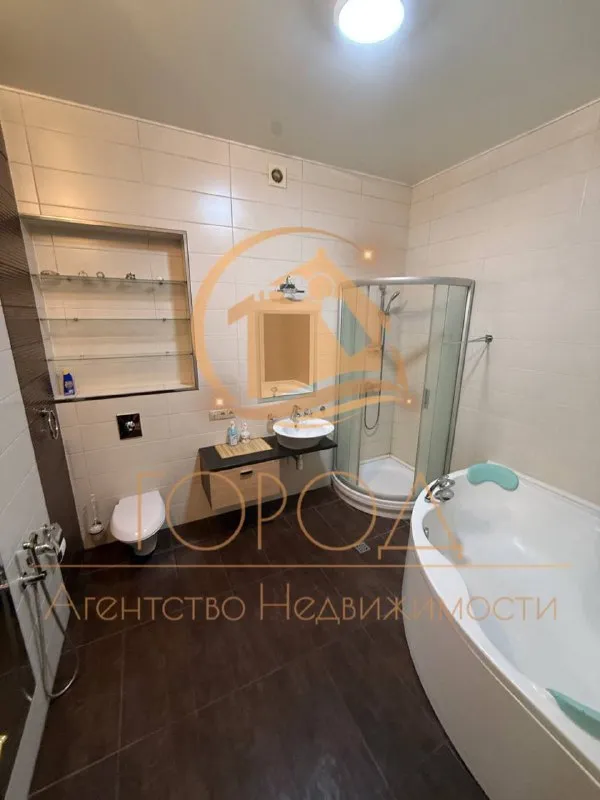 Аренда уютной крупногабаритной квартиры komfort klass 90м2 🌇донецк, жк замковый - розы люксембург📍 ✅в офис приезжать не нужно, заключать договор по предоплате не нужно ❗️❗️❗️ 💰стоимость аренды 85,000 ₽ ✅просторная спальня, гостинная, кабинет, гардеробная ✅консьерж - паркинг - закрытая территория. ✅в квартире система теплый пол ❄кондиционеры в каждой комнате. 👀просмотр в любое время - ключи 🔑 в агентстве. 📲☎️+79495854955 подписаться | дать объявление - фотография - 6