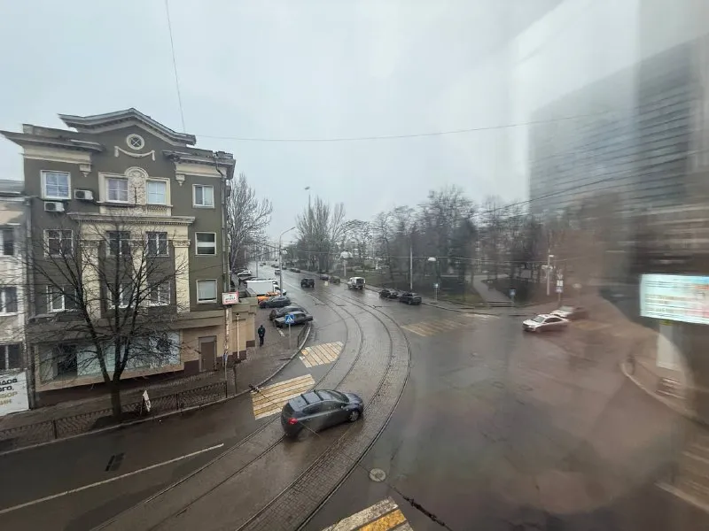 Продажа двухкомнатной квартиры 🌇в самом центре донецка, ворошиловский район, площадь ленина, лучшая локация города📍 большая редкость донецка ✅дом сталинка - исторически культурное наследие донецка. ✅общая площадь - 54 кв. М. ✅3/4 этаж ✅планировка раздельная ✅высокие потолки ✅ - фотография - 2