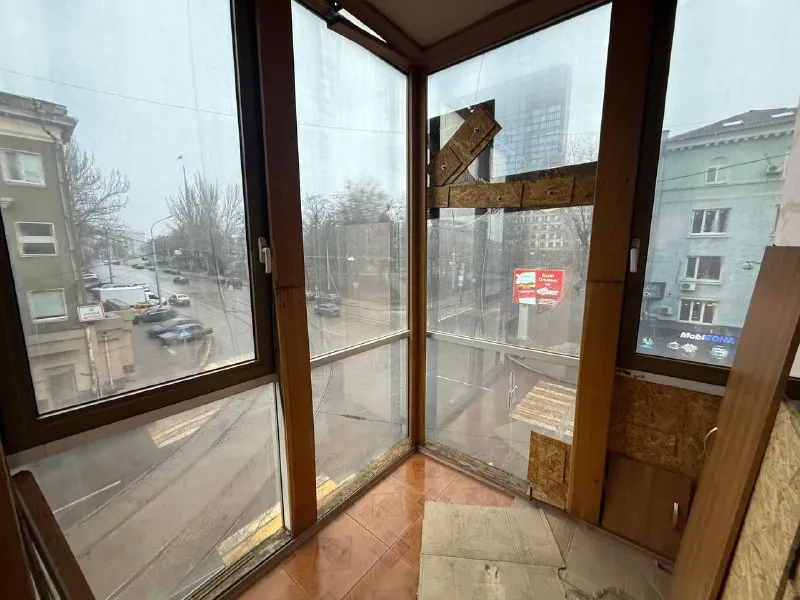 Продажа двухкомнатной квартиры 🌇в самом центре донецка, ворошиловский район, площадь ленина, лучшая локация города📍 большая редкость донецка ✅дом сталинка - исторически культурное наследие донецка. ✅общая площадь - 54 кв. М. ✅3/4 этаж ✅планировка раздельная ✅высокие потолки ✅ - фотография - 3