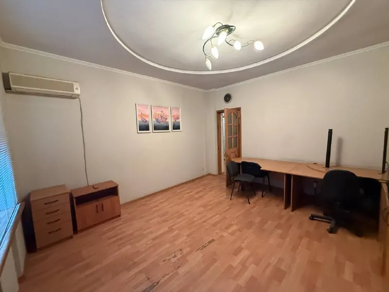 Продажа двухкомнатной квартиры 🌇в самом центре донецка, ворошиловский район, площадь ленина, лучшая локация города📍 большая редкость донецка ✅дом сталинка - исторически культурное наследие донецка. ✅общая площадь - 54 кв. М. ✅3/4 этаж ✅планировка раздельная ✅высокие потолки ✅ - фотография - 5