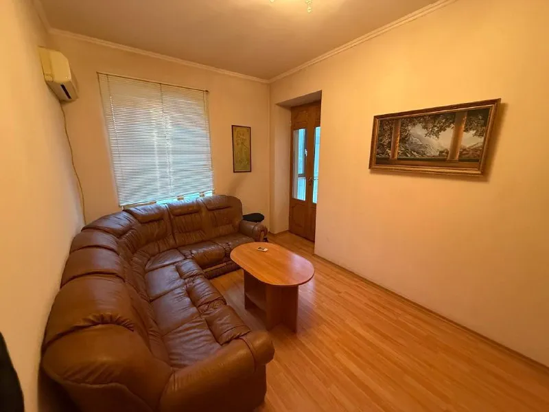 Продажа двухкомнатной квартиры 🌇в самом центре донецка, ворошиловский район, площадь ленина, лучшая локация города📍 большая редкость донецка ✅дом сталинка - исторически культурное наследие донецка. ✅общая площадь - 54 кв. М. ✅3/4 этаж ✅планировка раздельная ✅высокие потолки ✅ - фотография - 6