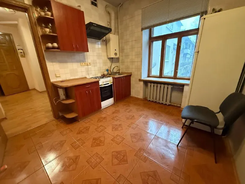 Продажа двухкомнатной квартиры 🌇в самом центре донецка, ворошиловский район, площадь ленина, лучшая локация города📍 большая редкость донецка ✅дом сталинка - исторически культурное наследие донецка. ✅общая площадь - 54 кв. М. ✅3/4 этаж ✅планировка раздельная ✅высокие потолки ✅ - фотография - 7