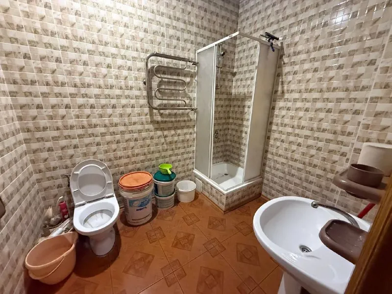 Продажа двухкомнатной квартиры 🌇в самом центре донецка, ворошиловский район, площадь ленина, лучшая локация города📍 большая редкость донецка ✅дом сталинка - исторически культурное наследие донецка. ✅общая площадь - 54 кв. М. ✅3/4 этаж ✅планировка раздельная ✅высокие потолки ✅ - фотография - 8