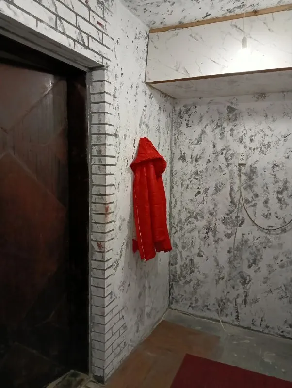 ❗сдам в долгосрочную аренду❗ 1-комнатную квартиру в малосемейке в центрально-городском районе, макеевка (нижний солнечный) квартира сухая и теплая. сдается без мебели и техники. этаж - 3/9. все коммуникации в рабочем состоянии. вода по графику. есть нагревательный бак. отличное местоположение. развитая инфраструктура: в пешей доступности магазины и супермаркеты, банк, больница, рынок, школы и детские сады. удобная транспортная развязка в любой конец города. первый месяц возможно проживание бесплатно в счет улучшения жилищных условий (поклейка обоев). цена - 10.000/мес. + к/у + 10.000 залог (единоразово) + 10.000 услуги ан +79494847559 +79494987341 - фотография - 2