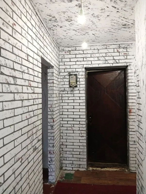 ❗сдам в долгосрочную аренду❗ 1-комнатную квартиру в малосемейке в центрально-городском районе, макеевка (нижний солнечный) квартира сухая и теплая. сдается без мебели и техники. этаж - 3/9. все коммуникации в рабочем состоянии. вода по графику. есть нагревательный бак. отличное местоположение. развитая инфраструктура: в пешей доступности магазины и супермаркеты, банк, больница, рынок, школы и детские сады. удобная транспортная развязка в любой конец города. первый месяц возможно проживание бесплатно в счет улучшения жилищных условий (поклейка обоев). цена - 10.000/мес. + к/у + 10.000 залог (единоразово) + 10.000 услуги ан +79494847559 +79494987341 - фотография - 3