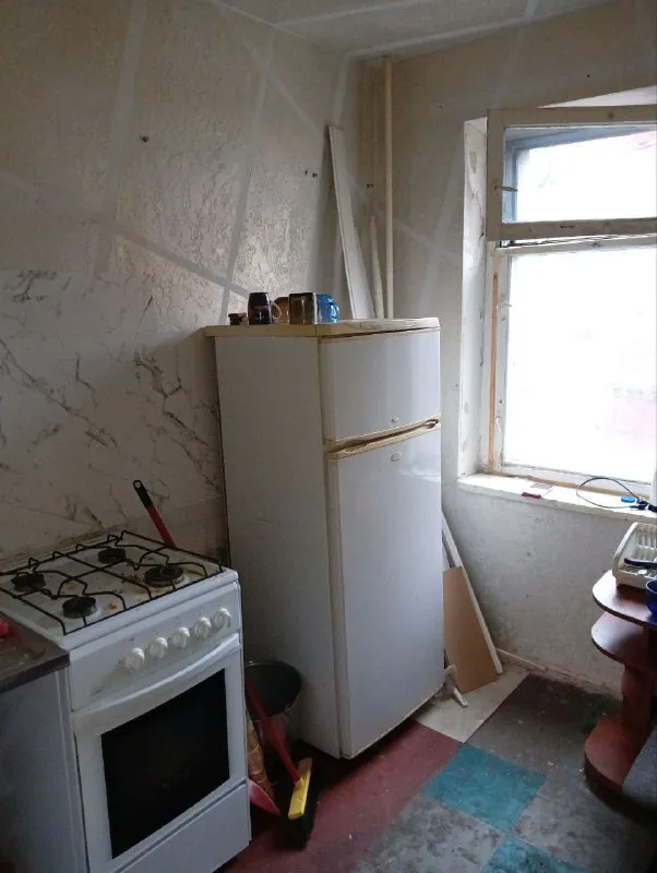 аренда однокомнатной квартиры сдам в долгосрочную аренду 🌇в центрально-городском районе, макеевка (нижний солнечный)📍 ✅квартира в малосемейке ✅квартира сухая и теплая. ❗️сдается без мебели и техники. ✅этаж - 3/9. все коммуникации в рабочем состоянии. 💦вода по графику. есть нагревательный бак. 📍отличное местоположение. развитая инфраструктура: в пешей доступности магазины и супермаркеты, банк, больница, рынок, школы и детские сады. удобная транспортная развязка в любой конец города. ❗️первый месяц возможно проживание бесплатно в счет улучшения жилищных условий (поклейка обоев). 💰цена - 10.000/мес. + к/у + 10.000 залог (единоразово) + 10.000 услуги ан 📲☎️+79494847559 📲☎️+79494987341 подписаться | дать объявление - фотография - 4