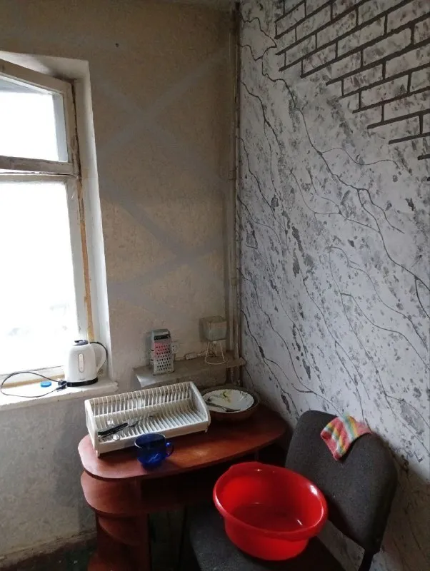 аренда однокомнатной квартиры сдам в долгосрочную аренду 🌇в центрально-городском районе, макеевка (нижний солнечный)📍 ✅квартира в малосемейке ✅квартира сухая и теплая. ❗️сдается без мебели и техники. ✅этаж - 3/9. все коммуникации в рабочем состоянии. 💦вода по графику. есть нагревательный бак. 📍отличное местоположение. развитая инфраструктура: в пешей доступности магазины и супермаркеты, банк, больница, рынок, школы и детские сады. удобная транспортная развязка в любой конец города. ❗️первый месяц возможно проживание бесплатно в счет улучшения жилищных условий (поклейка обоев). 💰цена - 10.000/мес. + к/у + 10.000 залог (единоразово) + 10.000 услуги ан 📲☎️+79494847559 📲☎️+79494987341 подписаться | дать объявление - фотография - 5