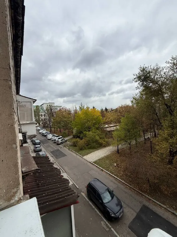 продам двухкомнатную квартиру 🌇донецк, ворошиловский район, бульвар пушкина📍 ✅сталинка 56 квадратов. ✅высокие потолки ✅квартира теплая ✅толстые стены - кирпич 💦вода согласно графику (колонка автомат). ✅чистый подъезд ✅развита инфраструктура 📑документы готовы 🔑ключи в агентстве 💰цена 6.000.000 ₽, торг есть 📲☎️+79490370636 подписаться | дать объявление - фотография - 2