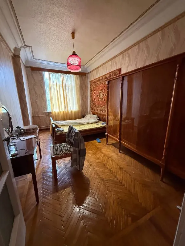 продам двухкомнатную квартиру 🌇донецк, ворошиловский район, бульвар пушкина📍 ✅сталинка 56 квадратов. ✅высокие потолки ✅квартира теплая ✅толстые стены - кирпич 💦вода согласно графику (колонка автомат). ✅чистый подъезд ✅развита инфраструктура 📑документы готовы 🔑ключи в агентстве 💰цена 6.000.000 ₽, торг есть 📲☎️+79490370636 подписаться | дать объявление - фотография - 4