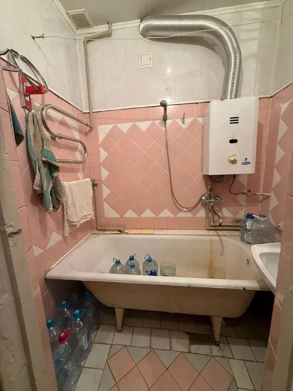 продам двухкомнатную квартиру 🌇донецк, ворошиловский район, бульвар пушкина📍 ✅сталинка 56 квадратов. ✅высокие потолки ✅квартира теплая ✅толстые стены - кирпич 💦вода согласно графику (колонка автомат). ✅чистый подъезд ✅развита инфраструктура 📑документы готовы 🔑ключи в агентстве 💰цена 6.000.000 ₽, торг есть 📲☎️+79490370636 подписаться | дать объявление - фотография - 7