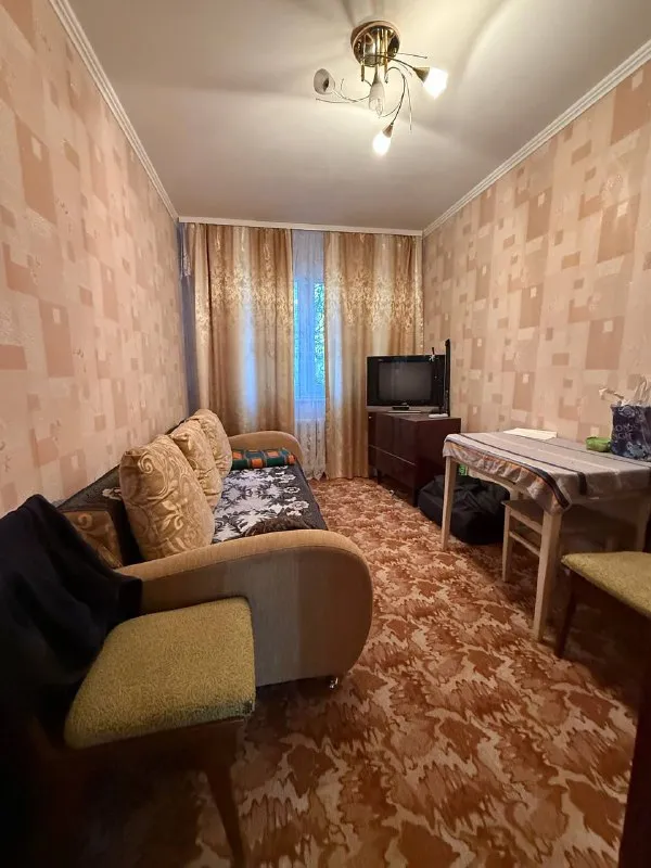 продажа 3х комнатной квартиры 🌇калининский р-н донецка, пр.50 - лет гвардейской дивизии📍 лучшая локация! 📑документы готовы к сделке собственник в донецке‼️ 👍состояние квартиры- заходи и живи. 💦вода согласно графику ✅комнаты раздельные ✅квартира теплая ✅этажность дома 1/5 🚫 прописанных нет насыщенная инфраструктура: - калининский рынок, детские сады; школы; продуктовые магазины; супермаркет 👌развитая транспортная развязка в любую точку города. остановки маршрутного такси в шаговой доступности. 💰цена : 5.000.000 ₽ 📲☎️+79490370636 подписаться  |  дать объявление - фотография - 2