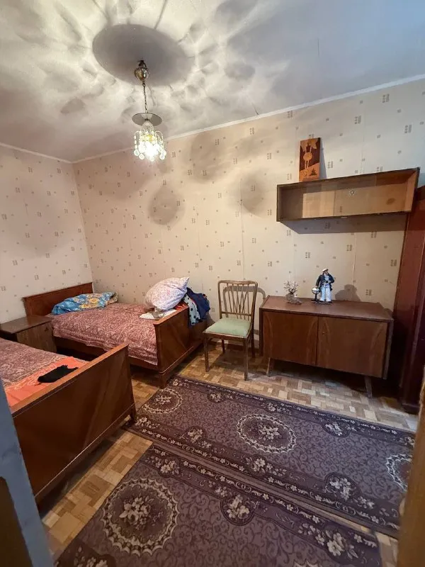 продажа 3х комнатной квартиры 🌇центр донецка, ворошиловский район, щорса 10 а📍 📍бульвар пушкина, парк щербакова рядом ✅лучшая локация города ✅транспортная развязка в любую точку города ✅магазины, супермаркеты кафе, рестораны и т. д рядом 📑документы готовы к сделке, прописанных нет ❗️квартира требует ремонта💦хороший напор воды ✅этаж 3/5 ✅дом кирпичный ✅подъезд чистый, дружные соседи. 💰цена снижена 5.000.000 руб. 📲☎️+79490370636 подписаться  |  дать объявление - фотография - 4
