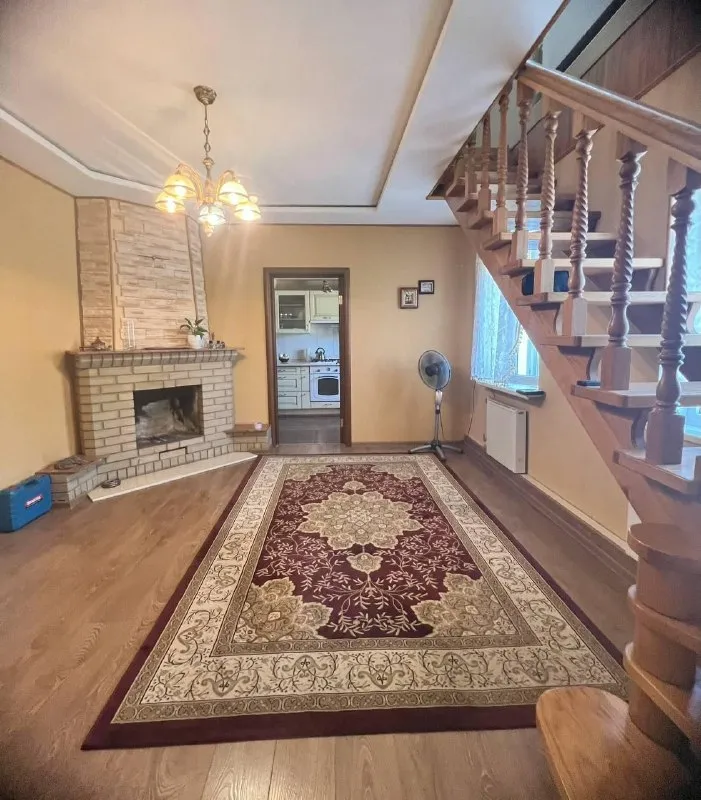 продажа дома с мансардой 🏡 🌇в макеевке, кировский район, (ориентир ставок батман)📍 • первый этаж - зал, спальня, холл, кухня, санузел; 🕰️ действующий камин • мансарда - холл, спальня, гардеробная, санузел, комната свободного назначения (кладовая или прачечная); ✅ s=120 м2 ✅ 6/100 земли (приватизирована❗️) ✅ шпальный, штукатурен с металлической сеткой - фотография - 3