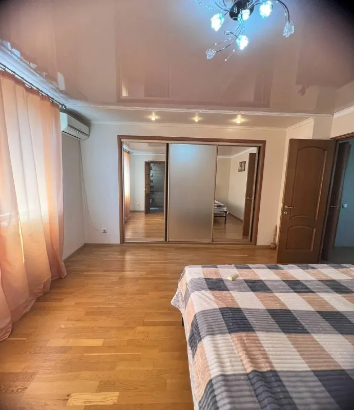 продажа дома с мансардой 🏡 🌇в макеевке, кировский район, (ориентир ставок батман)📍 • первый этаж - зал, спальня, холл, кухня, санузел; 🕰️ действующий камин • мансарда - холл, спальня, гардеробная, санузел, комната свободного назначения (кладовая или прачечная); ✅ s=120 м2 ✅ 6/100 земли (приватизирована❗️) ✅ шпальный, штукатурен с металлической сеткой - фотография - 4