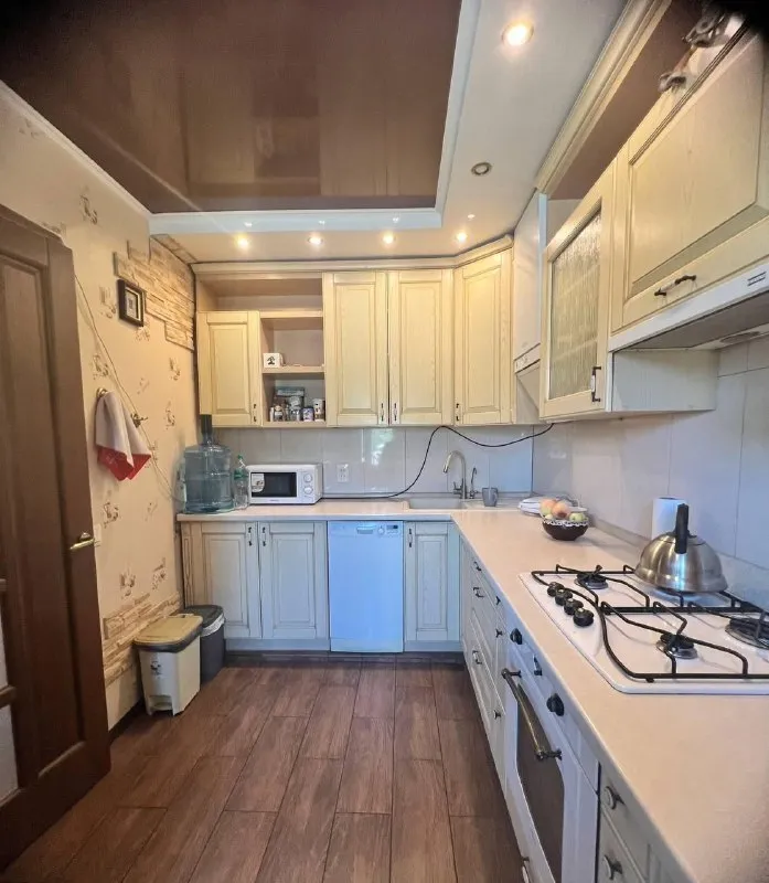 продажа дома с мансардой 🏡 🌇в макеевке, кировский район, (ориентир ставок батман)📍 • первый этаж - зал, спальня, холл, кухня, санузел; 🕰️ действующий камин • мансарда - холл, спальня, гардеробная, санузел, комната свободного назначения (кладовая или прачечная); ✅ s=120 м2 ✅ 6/100 земли (приватизирована❗️) ✅ шпальный, штукатурен с металлической сеткой - фотография - 6