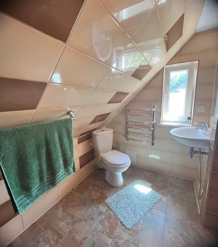 продажа дома с мансардой 🏡 🌇в макеевке, кировский район, (ориентир ставок батман)📍 • первый этаж - зал, спальня, холл, кухня, санузел; 🕰️ действующий камин • мансарда - холл, спальня, гардеробная, санузел, комната свободного назначения (кладовая или прачечная); ✅ s=120 м2 ✅ 6/100 земли (приватизирована❗️) ✅ шпальный, штукатурен с металлической сеткой - фотография - 7