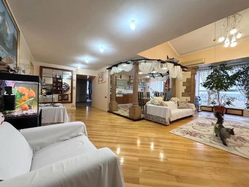 продажа видового пентхауса 🏡 🌇донецк, напротив облгосадминистрации через дорогу парковая зона - бульвар пушкина ✅площадь 203м2 стройте свое пространство с агентством недвижимости город. вы мечтаете - мы реализовываем. 💫больше наших объектов: 📱 https://vk. com/arendanedvizhimostigorod 📱 https://agency-gorod. ru/ у вас есть возможность стать владельцем видовой квартиры ✅доступные опции к квартире - приватизированная земля, на которой расположены: 🍖зона отдыха с растительность (туи) площадка  для барбекю и т/д 🅿два гаража на 4 автомобиля 💰стартовая цена 25.000.000 ₽ торг с реальным покупателем 📑документы - готовы к сделке собственник в городе! 📲☎️ +79495131300 дмитрий подписаться | дать объявление - фотография - 2