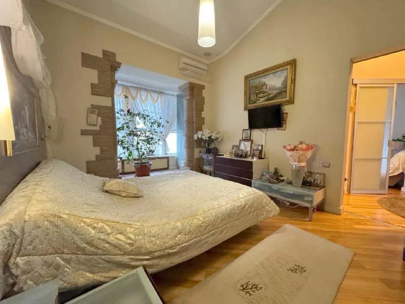 продажа видового пентхауса 🏡 🌇донецк, напротив облгосадминистрации через дорогу парковая зона - бульвар пушкина ✅площадь 203м2 стройте свое пространство с агентством недвижимости город. вы мечтаете - мы реализовываем. 💫больше наших объектов: 📱 https://vk. com/arendanedvizhimostigorod 📱 https://agency-gorod. ru/ у вас есть возможность стать владельцем видовой квартиры ✅доступные опции к квартире - приватизированная земля, на которой расположены: 🍖зона отдыха с растительность (туи) площадка  для барбекю и т/д 🅿два гаража на 4 автомобиля 💰стартовая цена 25.000.000 ₽ торг с реальным покупателем 📑документы - готовы к сделке собственник в городе! 📲☎️ +79495131300 дмитрий подписаться | дать объявление - фотография - 4