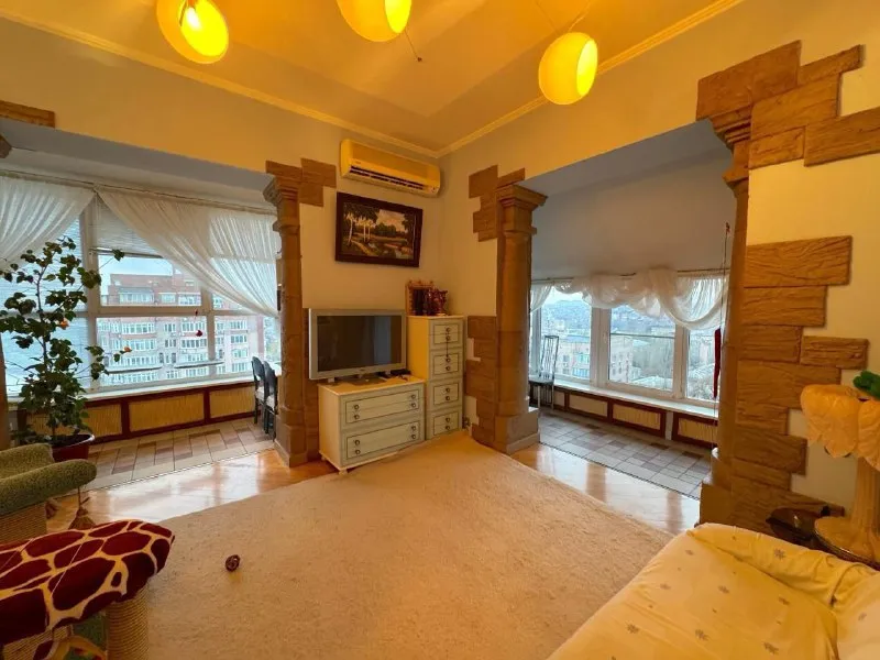 продажа видового пентхауса 🏡 🌇донецк, напротив облгосадминистрации через дорогу парковая зона - бульвар пушкина ✅площадь 203м2 стройте свое пространство с агентством недвижимости город. вы мечтаете - мы реализовываем. 💫больше наших объектов: 📱 https://vk. com/arendanedvizhimostigorod 📱 https://agency-gorod. ru/ у вас есть возможность стать владельцем видовой квартиры ✅доступные опции к квартире - приватизированная земля, на которой расположены: 🍖зона отдыха с растительность (туи) площадка  для барбекю и т/д 🅿два гаража на 4 автомобиля 💰стартовая цена 25.000.000 ₽ торг с реальным покупателем 📑документы - готовы к сделке собственник в городе! 📲☎️ +79495131300 дмитрий подписаться | дать объявление - фотография - 5