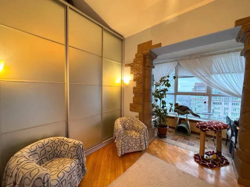 продажа видового пентхауса 🏡 🌇донецк, напротив облгосадминистрации через дорогу парковая зона - бульвар пушкина ✅площадь 203м2 стройте свое пространство с агентством недвижимости город. вы мечтаете - мы реализовываем. 💫больше наших объектов: 📱 https://vk. com/arendanedvizhimostigorod 📱 https://agency-gorod. ru/ у вас есть возможность стать владельцем видовой квартиры ✅доступные опции к квартире - приватизированная земля, на которой расположены: 🍖зона отдыха с растительность (туи) площадка  для барбекю и т/д 🅿два гаража на 4 автомобиля 💰стартовая цена 25.000.000 ₽ торг с реальным покупателем 📑документы - готовы к сделке собственник в городе! 📲☎️ +79495131300 дмитрий подписаться | дать объявление - фотография - 6