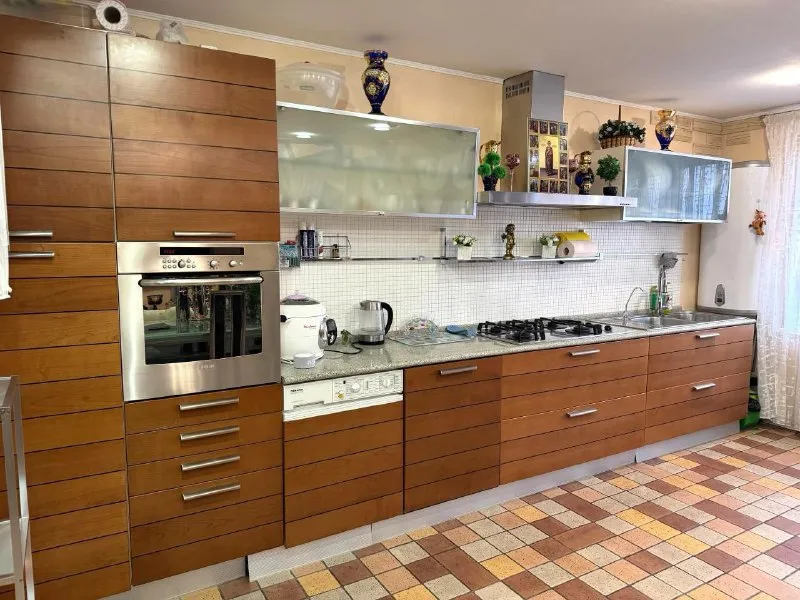 продажа видового пентхауса 🏡 🌇донецк, напротив облгосадминистрации через дорогу парковая зона - бульвар пушкина ✅площадь 203м2 стройте свое пространство с агентством недвижимости город. вы мечтаете - мы реализовываем. 💫больше наших объектов: 📱 https://vk. com/arendanedvizhimostigorod 📱 https://agency-gorod. ru/ у вас есть возможность стать владельцем видовой квартиры ✅доступные опции к квартире - приватизированная земля, на которой расположены: 🍖зона отдыха с растительность (туи) площадка  для барбекю и т/д 🅿два гаража на 4 автомобиля 💰стартовая цена 25.000.000 ₽ торг с реальным покупателем 📑документы - готовы к сделке собственник в городе! 📲☎️ +79495131300 дмитрий подписаться | дать объявление - фотография - 8