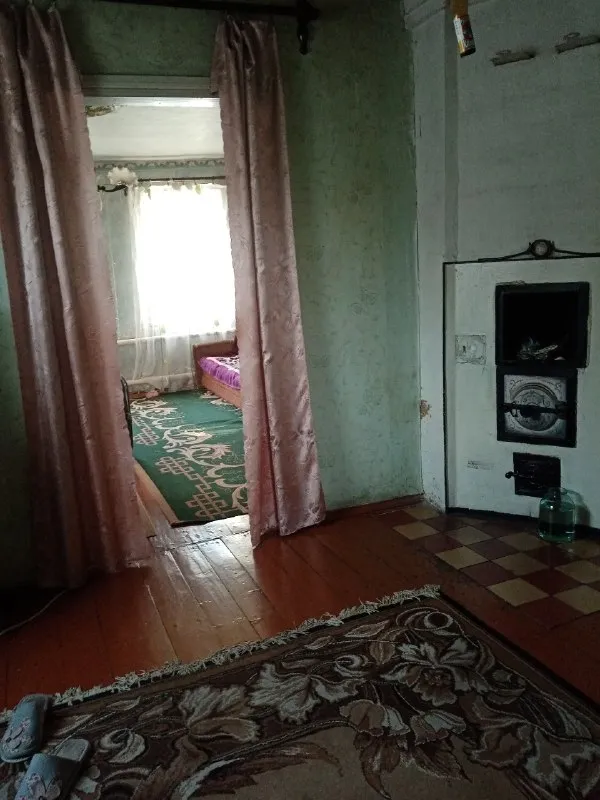 продаю дом 68кв пос нижняя крынка, есть хоз постройки гараж с смотровой ямой, большой огород, отопление паровое с печным отоплением, ванна и туалет в доме. звоните хозяйка феникс, телеграм, мах +79493287541. цена 1200 000руб ▪️ недвижимость большого харцызска 👈 подписаться ▪️ разместить объявление ▪️ обсудить - фотография - 2
