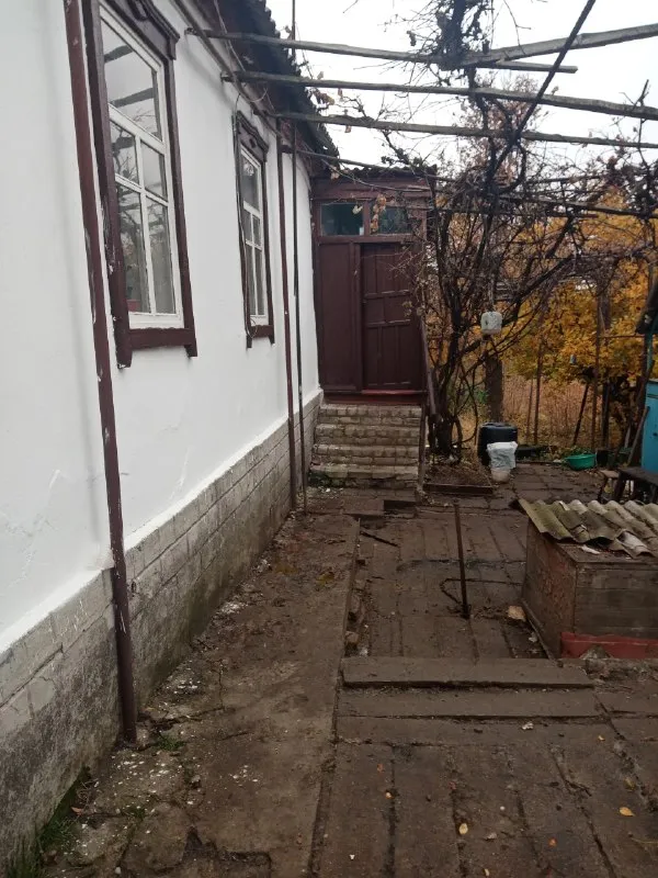 продаю дом 68кв пос нижняя крынка, есть хоз постройки гараж с смотровой ямой, большой огород, отопление паровое с печным отоплением, ванна и туалет в доме. звоните хозяйка феникс, телеграм, мах +79493287541. цена 1200 000руб ▪️ недвижимость большого харцызска 👈 подписаться ▪️ разместить объявление ▪️ обсудить - фотография - 4