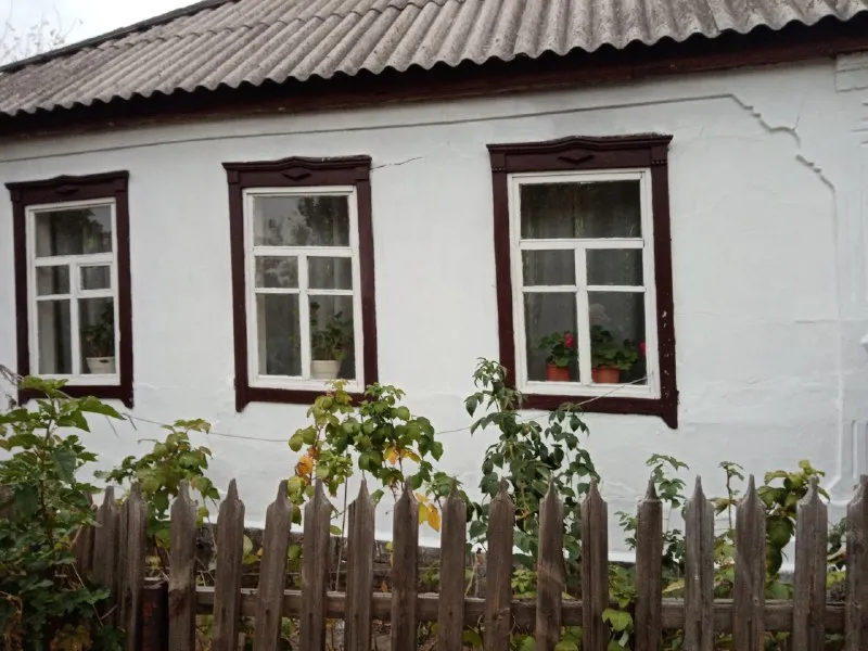 продаю дом 68кв пос нижняя крынка, есть хоз постройки гараж с смотровой ямой, большой огород, отопление паровое с печным отоплением, ванна и туалет в доме. звоните хозяйка феникс, телеграм, мах +79493287541. цена 1200 000руб ▪️ недвижимость большого харцызска 👈 подписаться ▪️ разместить объявление ▪️ обсудить - фотография - 6