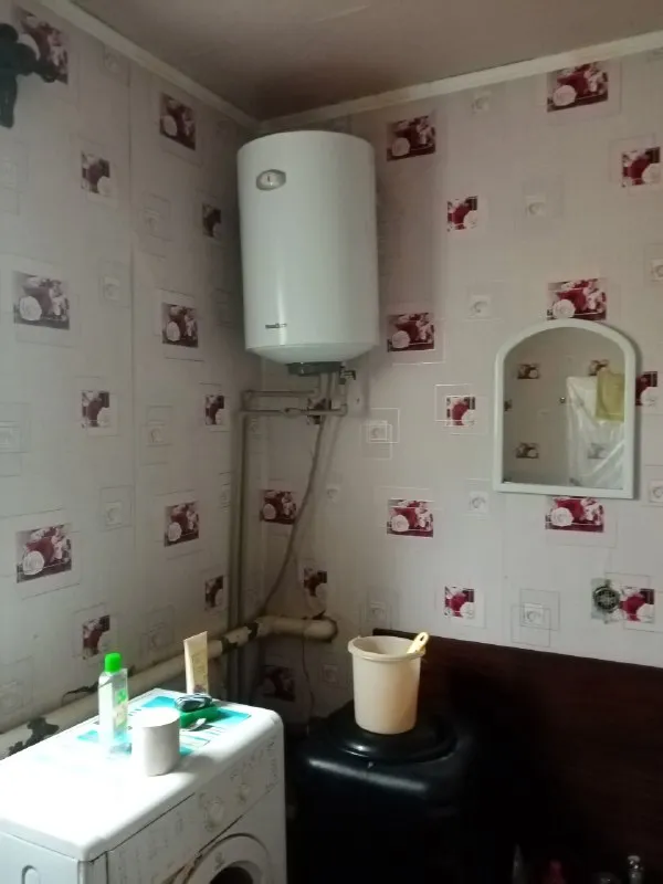 продаю дом 68кв пос нижняя крынка, есть хоз постройки гараж с смотровой ямой, большой огород, отопление паровое с печным отоплением, ванна и туалет в доме. звоните хозяйка феникс, телеграм, мах +79493287541. цена 1200 000руб ▪️ недвижимость большого харцызска 👈 подписаться ▪️ разместить объявление ▪️ обсудить - фотография - 7