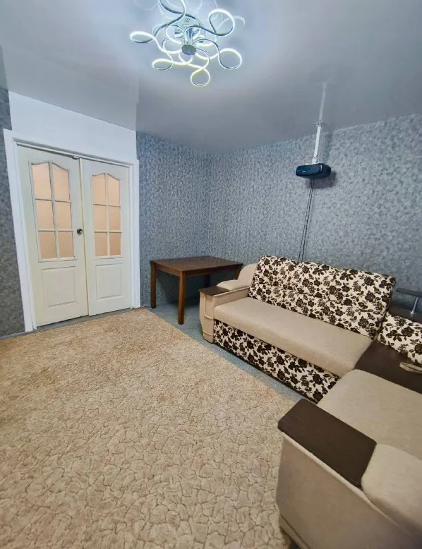 🏡аренда двухкомнатной квартиры г. Донецк днр 🌇киевский район ✅ориентир: шахтерская площадь ✅сдам квартиру со всей мебелью и техникой сроком более 6 месяцев для семьи с ребенком, мужчины итр ✅кондиционер, бойлер, гардеробная комната, тв -проэктор ✅лоджия лаундж- зона 2 лифта парковка ✅накопительная система воды на 400 л 💴цена: 35.000руб + комуслуги. ☎️+7(949)419-42-08 📨подписаться - фотография - 2