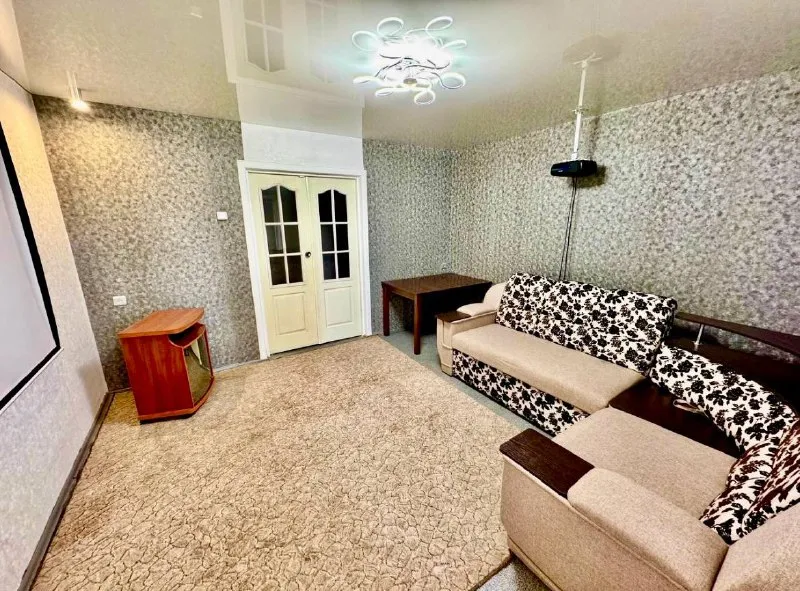 🏡аренда двухкомнатной квартиры г. Донецк днр 🌇киевский район ✅ориентир: шахтерская площадь ✅сдам квартиру со всей мебелью и техникой сроком более 6 месяцев для семьи с ребенком, мужчины итр ✅кондиционер, бойлер, гардеробная комната, тв -проэктор ✅лоджия лаундж- зона 2 лифта парковка ✅накопительная система воды на 400 л 💴цена: 35.000руб + комуслуги. ☎️+7(949)419-42-08 📨подписаться - фотография - 7