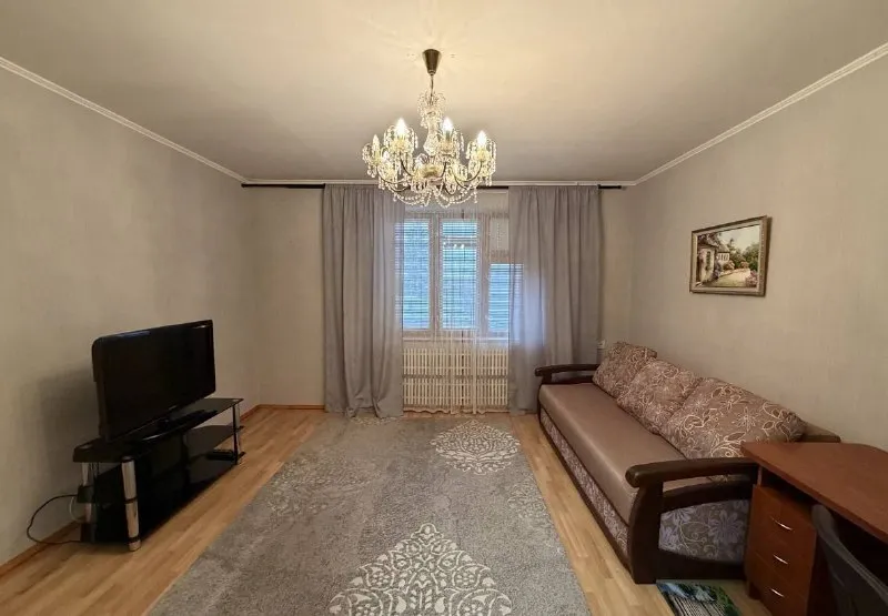 Сдаётся 2х комнатная квартира 🌇в киевском районе донецке, партизанский проспект. 📍 ✅в квартире хороший ремонт. ✅санузел смежный 💦вода по графику, есть стиральная машина! Диван раскладывается. ❗️только на долгосрочный срок. 💰цена 27.000 руб. Обращаться по номеру 📲☎️+79494858368, иван или в тг 📲☎️+79490943616 агентство недвижимости подписаться | дать объявление - фотография - 2