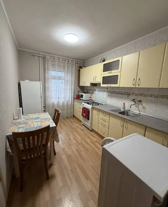 Сдаётся 2х комнатная квартира 🌇в киевском районе донецке, партизанский проспект. 📍 ✅в квартире хороший ремонт. ✅санузел смежный 💦вода по графику, есть стиральная машина! Диван раскладывается. ❗️только на долгосрочный срок. 💰цена 27.000 руб. Обращаться по номеру 📲☎️+79494858368, иван или в тг 📲☎️+79490943616 агентство недвижимости подписаться | дать объявление - фотография - 4