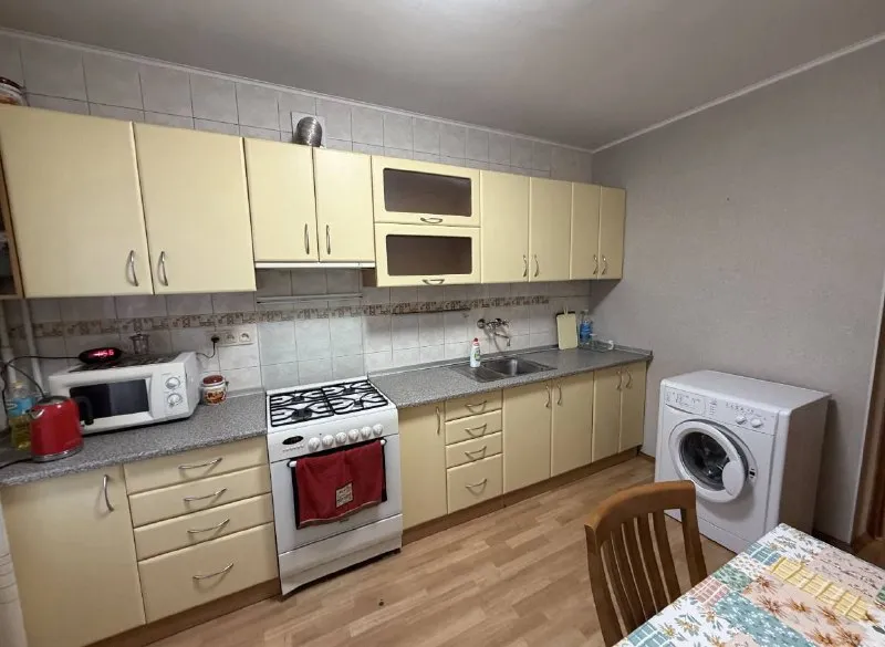 Сдаётся 2х комнатная квартира 🌇в киевском районе донецке, партизанский проспект. 📍 ✅в квартире хороший ремонт. ✅санузел смежный 💦вода по графику, есть стиральная машина! Диван раскладывается. ❗️только на долгосрочный срок. 💰цена 27.000 руб. Обращаться по номеру 📲☎️+79494858368, иван или в тг 📲☎️+79490943616 агентство недвижимости подписаться | дать объявление - фотография - 5