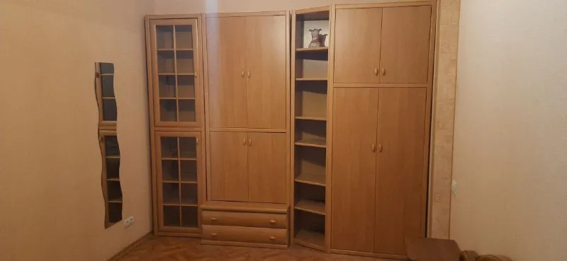 Сдам однокомнатную квартиру 🌇донецк, площадь ленина, центр, рядом "набережная", ворошиловский район📍 👍хорошее состояние ✅имеется вся необходимая мебель и бытовая техника: холодильник, телевизор, стиральная машина автомат, микроволновая печь свч, кондиционер. .. 💰стоимость 25 000 ₽ + к/у 📲☎+7949-419-63-79 подписаться | дать объявление - фотография - 2