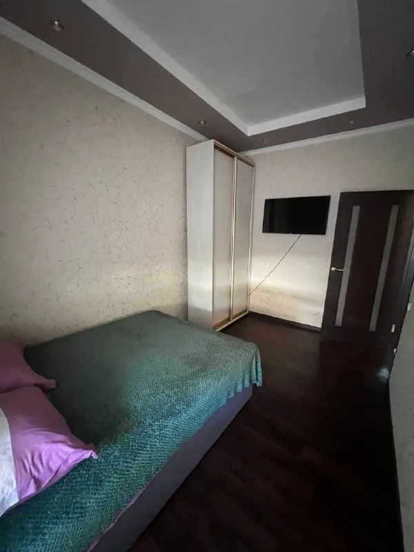 💬 описание: посуточно квартиры во всех районах донецк ✨есть всё необходимое для комфортного проживания:✨ ✅вода холодная, горячая, питьевая круглосуточно! Стоят накопительные баки!!! ✅ тв, wifi ✅ стиральная машина ✅ кондиционер ✅ постельные принадлежности ✅ парковочное место ✅ магазины в шаговой доступности 💰💰💰 цена зависит от количества человек и дней проживания залог обязательно! Принимаем всех! Добро пожаловать ☺️ 💳 цена: договорная 📲 tg: юлия, 📞 звоните: +79493379032 💳 цена: 0 руб. 📲 tg: юлия, 📞 звоните: +79493379032 - фотография - 5