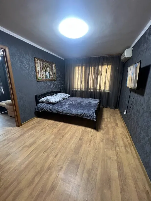 💬 описание: посуточно квартиры во всех районах донецк ✨есть всё необходимое для комфортного проживания:✨ ✅вода холодная, горячая, питьевая круглосуточно! Стоят накопительные баки!!! ✅ тв, wifi ✅ стиральная машина ✅ кондиционер ✅ постельные принадлежности ✅ парковочное место ✅ магазины в шаговой доступности 💰💰💰 цена зависит от количества человек и дней проживания залог обязательно! Принимаем всех! Добро пожаловать ☺️ 💳 цена: договорная 📲 tg: юлия, 📞 звоните: +79493379032 💳 цена: 0 руб. 📲 tg: юлия, 📞 звоните: +79493379032 - фотография - 7