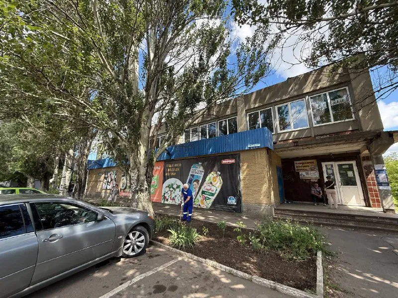 Продажа помещения в центре харцызска 600 м2 - пр мира - шикарное расположение! ☎️+79490370636 ⚜️ продажа помещения в лучшей локации города! Стройте свое пространство с агентством недвижимости город. Вы мечтаете - мы реализовываем💫 ‼️требуется ремонт, все коммуникации подведены, хороший проходной поток, удобная транспортная доступность. ⚜️общая площадь: 600м² ✔️помещение находится на второй этаже ✔️подсобные помещения ✔️выход во двор ✔️парковка для клиентов ⚜️преимущества: ✔️отдельный вход ✔️развитая инфраструктура ✔️документы готовы! Возможна оплата по безналу ! Цена : 9.600.000 рублей торг ⚜️собственник в городе 📞 звоните прямо сейчас: ☎️ +79490370636 - фотография - 2