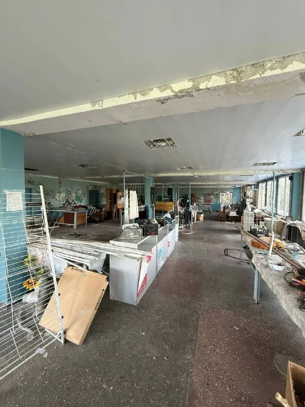 Продажа помещения в центре харцызска 600 м2 - пр мира - шикарное расположение! ☎️+79490370636 ⚜️ продажа помещения в лучшей локации города! Стройте свое пространство с агентством недвижимости город. Вы мечтаете - мы реализовываем💫 ‼️требуется ремонт, все коммуникации подведены, хороший проходной поток, удобная транспортная доступность. ⚜️общая площадь: 600м² ✔️помещение находится на второй этаже ✔️подсобные помещения ✔️выход во двор ✔️парковка для клиентов ⚜️преимущества: ✔️отдельный вход ✔️развитая инфраструктура ✔️документы готовы! Возможна оплата по безналу ! Цена : 9.600.000 рублей торг ⚜️собственник в городе 📞 звоните прямо сейчас: ☎️ +79490370636 - фотография - 4