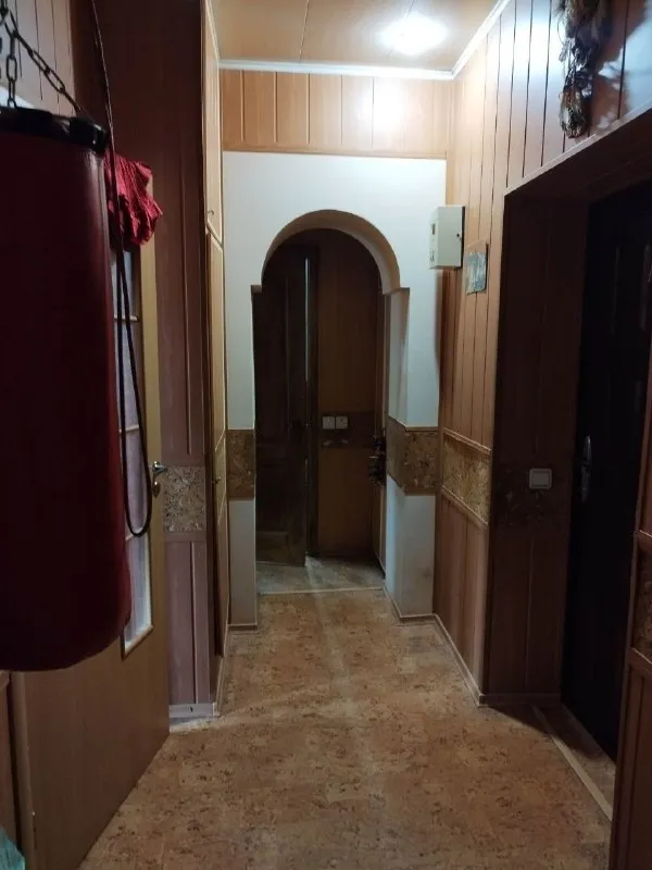 🏡продажа двухкомнатной квартиры г. Харцызск днр 🗺район вечного огня ✅этажность–2/2 жилого дома ✅общая площадь–48 м2+ сарай • квартира сталинка • имеется парковочное место для машины • водонакопительная система, холодильник, микроволновка, стиральная машина, телевизор, интернет, большой шкаф купе, два дивана, камин, кондиционер 🔥собственник 💴цена: 4🍋500.000 рублей ☎️+7(949) 474-50-72 📨подписаться - фотография - 1