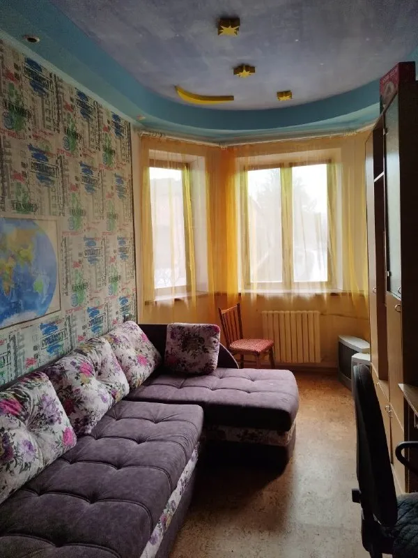 🏡продажа двухкомнатной квартиры г. Харцызск днр 🗺район вечного огня ✅этажность–2/2 жилого дома ✅общая площадь–48 м2+ сарай • квартира сталинка • имеется парковочное место для машины • водонакопительная система, холодильник, микроволновка, стиральная машина, телевизор, интернет, большой шкаф купе, два дивана, камин, кондиционер 🔥собственник 💴цена: 4🍋500.000 рублей ☎️+7(949) 474-50-72 📨подписаться - фотография - 2