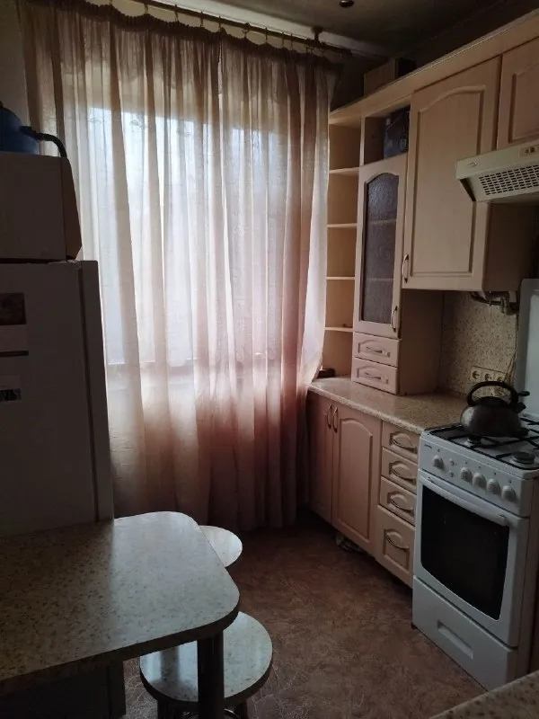 🏡продажа двухкомнатной квартиры г. Харцызск днр 🗺район вечного огня ✅этажность–2/2 жилого дома ✅общая площадь–48 м2+ сарай • квартира сталинка • имеется парковочное место для машины • водонакопительная система, холодильник, микроволновка, стиральная машина, телевизор, интернет, большой шкаф купе, два дивана, камин, кондиционер 🔥собственник 💴цена: 4🍋500.000 рублей ☎️+7(949) 474-50-72 📨подписаться - фотография - 4