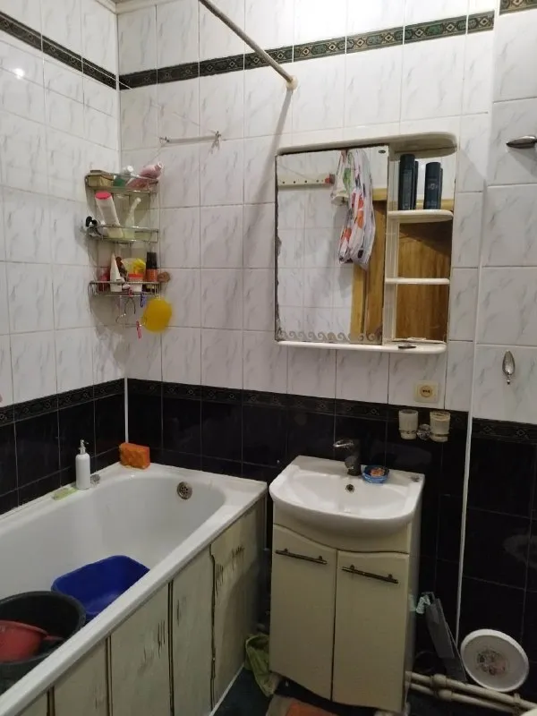 🏡продажа двухкомнатной квартиры г. Харцызск днр 🗺район вечного огня ✅этажность–2/2 жилого дома ✅общая площадь–48 м2+ сарай • квартира сталинка • имеется парковочное место для машины • водонакопительная система, холодильник, микроволновка, стиральная машина, телевизор, интернет, большой шкаф купе, два дивана, камин, кондиционер 🔥собственник 💴цена: 4🍋500.000 рублей ☎️+7(949) 474-50-72 📨подписаться - фотография - 5