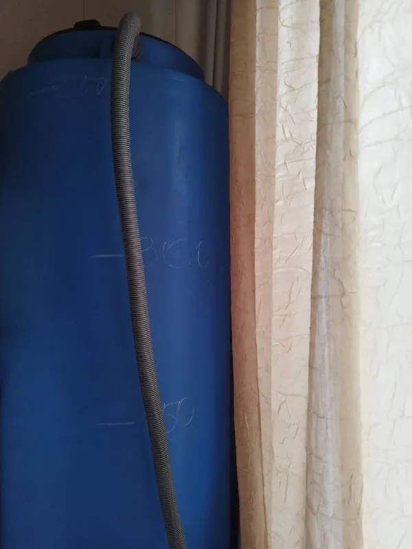 🏡продажа двухкомнатной квартиры г. Харцызск днр 🗺район вечного огня ✅этажность–2/2 жилого дома ✅общая площадь–48 м2+ сарай • квартира сталинка • имеется парковочное место для машины • водонакопительная система, холодильник, микроволновка, стиральная машина, телевизор, интернет, большой шкаф купе, два дивана, камин, кондиционер 🔥собственник 💴цена: 4🍋500.000 рублей ☎️+7(949) 474-50-72 📨подписаться - фотография - 6