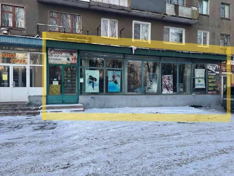 От собственника сдаётся помещение❗️ 🌇объект находится по улице вокзальной 60, г. Харцызск. 📍 ✅площадью 187 кв. М  с большими окнами для вашего бизнеса! 📍рядом строительный магазин с высоким трафиком, жилой массив, пешеходная аллея. 👍отлично просматривается со всех сторон, есть место для вывески на фасаде, пройти мимо невозможно. ✅подходит под магазин, торговую площадку, шоурум, пвз (сами смотрите возможность), табак, салон красоты, кофейня, агентство, услуги или ваш вариант. - фотография - 1