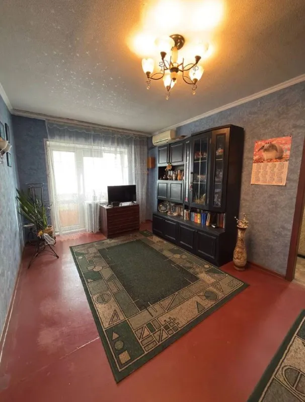 🏡продажа двухкомнатной квартиры г. Торез днр 🌇ул. Николаева, д.31 • этажность–4/5 жилого дома • общая площадь–45.6 м2 • комнаты проходные 19м2-11 м2 • кухня–5.5 м2 • с/у совмещены • балкон застеклён, пластиковые окна • квартира угловая, очень тёплая • состояние жилое, установлен кондиционер • отопление официально обрезано • документы рф 📃без долгов 🔥собственник 💴цена: 2🍋600.000 рублей ☎️+7(963) 782-38-11 📨подписаться - фотография - 2